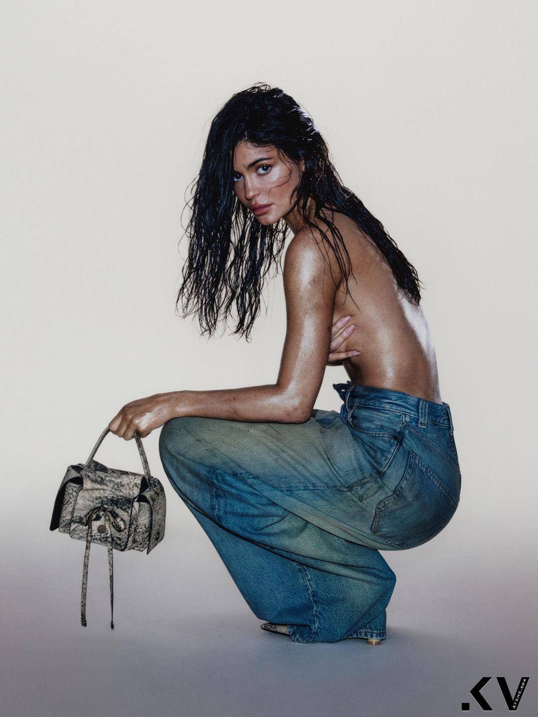 Kylie Jenner“全身脏污”意外掀流行？　穿Acne Studios丹宁裤湿髪裸背上阵 名人名流 图2张